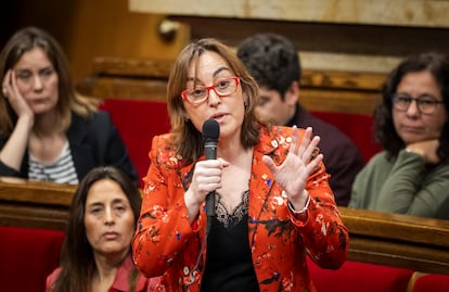 La consejera de Territorio y portavoz del Govern, Sílvia Panenque, durante la sesión de control en el pleno del Parlament, este miércoles.