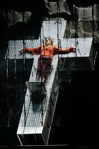 Como siempre, Madonna levantando ampollas en el Vaticano. En la gira Confessions aparecía crucificada en un momento del concierto. Ella es así.