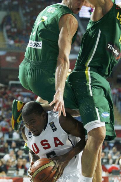 Durant atrapa el balón ante Kalnietis.