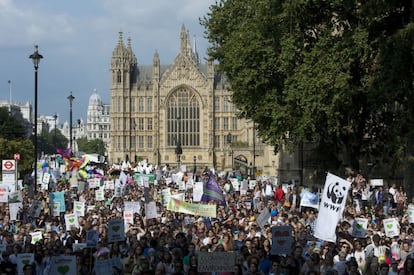 La marcha por el clima en Londres reuni&oacute; a unas 40.000 personas, entre ellas a algunos personajes famosos como la actriz Emma Thomson o Peter Gabriel. En la capital brit&aacute;nica, los manifestantes marcharon desde Embakment hasta el Parlamento.