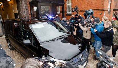 The car that Puigdemont was believed to be in, outside Neumünster prison.