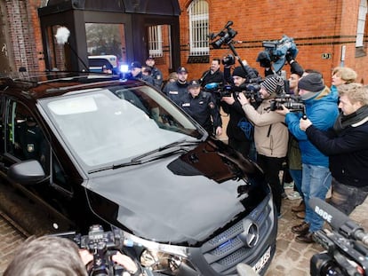 The car that Puigdemont was believed to be in, outside Neumünster prison.