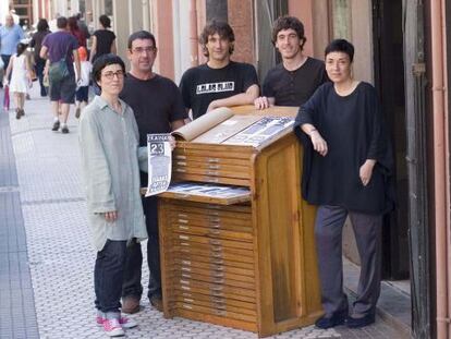 De izquierda a derecha, Amaia Aguirrezabal, los artistas José Mari Perea, Josean Abecia y Gorka Esnal, y Karmele Aguirrezabal, junto al local de la imprenta Ipar en el barrio donostiarra de Egia.