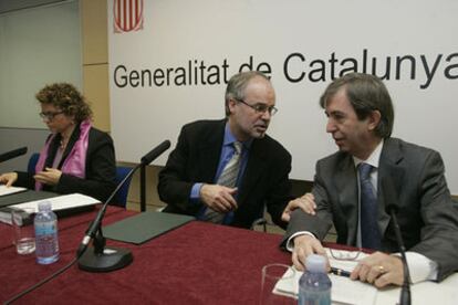 Los consejeros catalanes de Sanidad, Marina Geli, y Economía, Antoni Castells, y el doctor Miquel Vilardell.