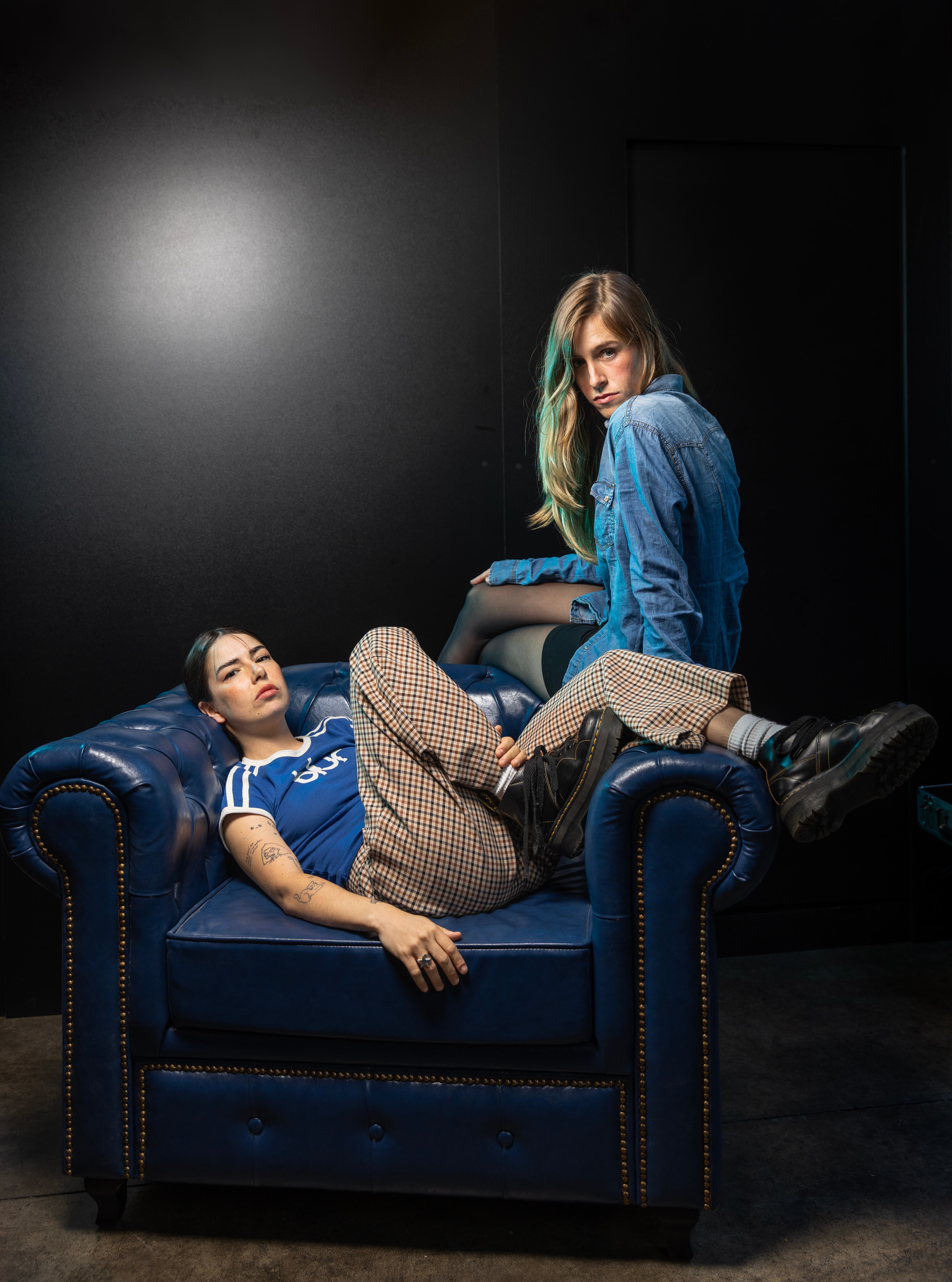 Paola Rivero (izquierda) y Alicia Ros, componentes del grupo Cariño, fotografiadas en Madrid este jueves