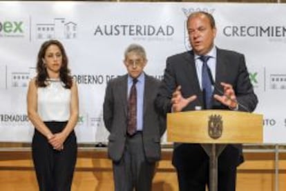 El presidente del Gobierno de Extremadura, Jos&eacute; Antonio Monago (d), durante la rueda de prensa en la que presenta a Clemente Checa (c) como nuevo consejero de Administraciones P&uacute;blicas y Mar&iacute;a de los &Aacute;ngeles Mu&ntilde;oz (i), que se har&aacute; cargo de la nueva Consejer&iacute;a de Empleo, Mujer y Pol&iacute;ticas Sociales. EFE/ Jero Morales