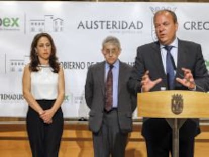 El presidente del Gobierno de Extremadura, Jos&eacute; Antonio Monago (d), durante la rueda de prensa en la que presenta a Clemente Checa (c) como nuevo consejero de Administraciones P&uacute;blicas y Mar&iacute;a de los &Aacute;ngeles Mu&ntilde;oz (i), que se har&aacute; cargo de la nueva Consejer&iacute;a de Empleo, Mujer y Pol&iacute;ticas Sociales. EFE/ Jero Morales