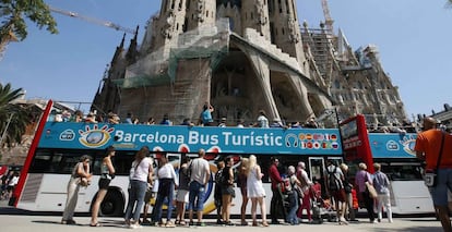 Colas de turistas a los pies de la Sagrada Familia