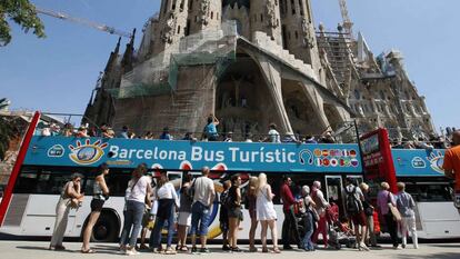 Colas de turistas a los pies de la Sagrada Familia