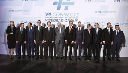 Foto de familia durante una reunión de varios ministros en Budapest.