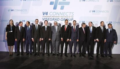 Foto de familia durante una reuni&oacute;n de varios ministros en Budapest.