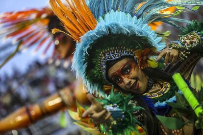 Varios integrantes de la escuela de samba del Grupo Especial Beija-Flor desfilan, el pasado domingo, en la celebración del carnaval en el sambódromo de Río de Janeiro, (Brasil).