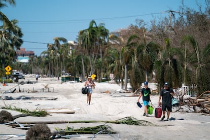 Una carretera de Bonita Springs cubierta por arena, tras el paso del huracán 'Ian', este viernes.