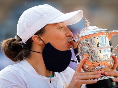 Swiatek posa con el trofeo de campeona, este sábado en París.