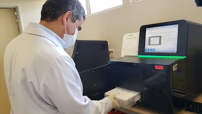 João Renato Pinho, coordenador do laboratório do Hospital Albert Einstein, com o equipamento de sequenciamento genético. DIVULGAÇÃO