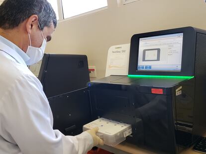 João Renato Pinho, coordenador do laboratório do Hospital Albert Einstein, com o equipamento de sequenciamento genético. DIVULGAÇÃO