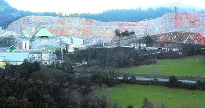 Vista general de la cantera Sasiola, en Deba, en las inmediaciones de la cueva de Praileaitz.