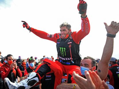 Kevin Benavides celebra con sus compañeros en Honda la victoria en el Rally Dakar.