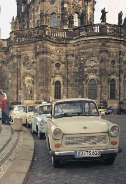 Coches de la marca Trabant, a la espera de turistas en Dresde