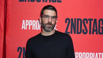 Zachary Quinto posa para una alfombra roja en Broadway, en Nueva York (EE UU), el 18 de diciembre de 2023.