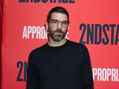 Zachary Quinto posa para una alfombra roja en Broadway, en Nueva York (EE UU), el 18 de diciembre de 2023.