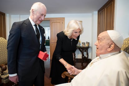 Carlos III y la reina Camila se reunen con el Papa Francisco, el 9 de abril de 2025, en el Vaticano.