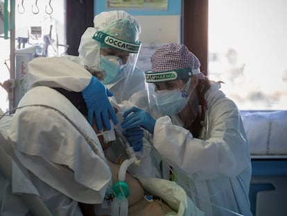 Una doctora y una enfermera de la unidad de cuidados intensivos del Hospital Morales Meseguer de Murcia cambian el respirador a un paciente ingresado por covid el 29 de enero.