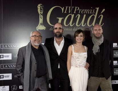 De izquierda a derecha, Julio Fernández, Luis Tosar, Marta Etura y Jaume Balagueró en la gala de los premios Gaudí.