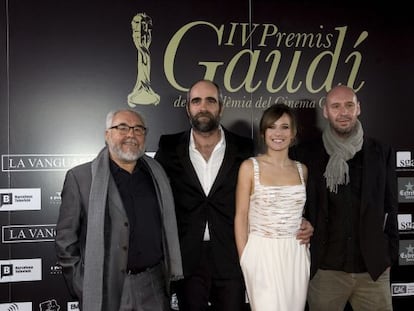 De izquierda a derecha, Julio Fern&aacute;ndez, Luis Tosar, Marta Etura y Jaume Balaguer&oacute; en la gala de los premios Gaud&iacute;. 