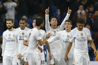 Ronaldo celebra un gol rodeado de sus compañeros.