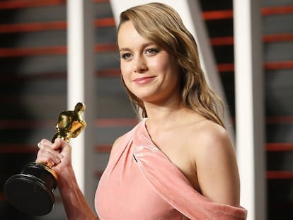 La actriz Brie Larson sujeta su Oscar a Mejor Actriz durante la entrega de los premios en febrero de 2016.