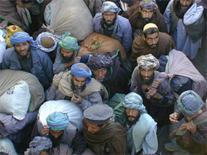 Prisoneros de los talibanes, internados en la cárcel de Sargassa, se preparan para salir en libertad.