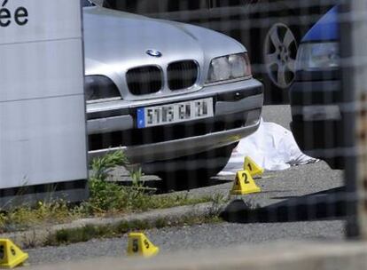 Una sábana blanca cubre el cuerpo de Richard Casanova, que yace en el concesionario de coches de Porto Vecchio en el que fue asesinado.