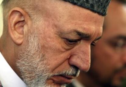 KAB07. KABUL (AFGANISTÁN), 24/9/2011.- El presidente afgano Hamid Karzai (izda) asiste a una ceremonia en honor al expresidente afgano Burhanuddin Rabbani, el pasado 24 de septiembre.