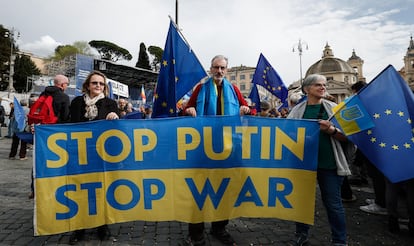 "Paremos a Putin, paremos la guerra" es el lema que muestras varios manifestantes en la Piazza del Popolo de Roma.