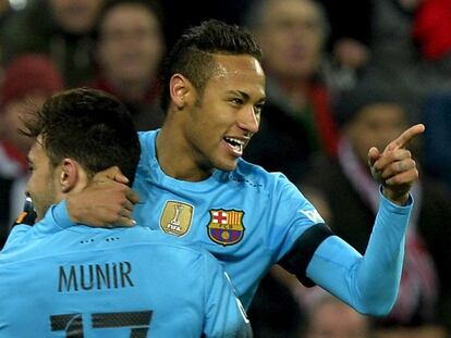 Munir abraza a Neymar tras su gol en San Mam&eacute;s.