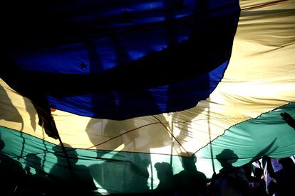 Manifestantes com a bandeira brasileira em Brasília.