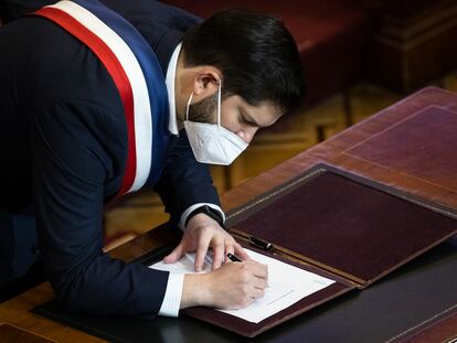El presidente de Chile, Gabriel Boric, firma este lunes 4 de julio el decreto que convoca a un plebiscito obligatorio el 4 de septiembre.