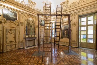 'La Forca', instalación de Zeno Zotti en la exposición 'Shit And Die'.