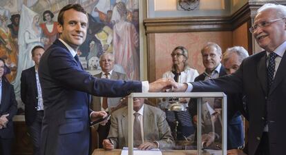 Emmanuel Macron vota aquest diumenge a Le Touquet, al nord de França.