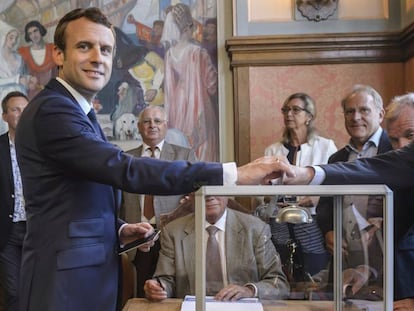 Emmanuel Macron vota aquest diumenge a Le Touquet, al nord de França.