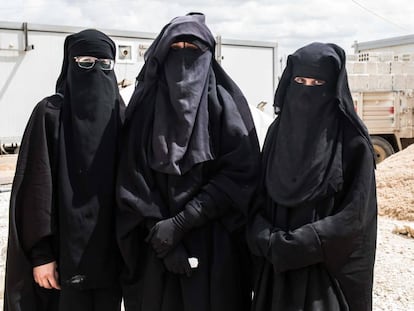 Las españolas parejas de yihadistas: desde la izquierda, Yolanda Martínez, Lubna Miludi, Luna Fernández, en Al Hol, en Siria, en 2019.