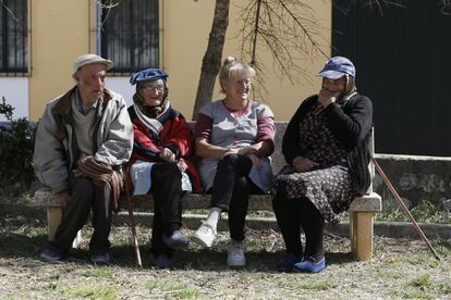 Un grupo de ancianos en el pueblo de Zafrilla (Cuenca).