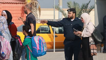 Un grupo de personas caminaba por el lado palestino del paso fronterizo de Rafah con Egipto, en el sur de la franja de Gaza, este lunes.
