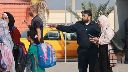 Un grupo de personas caminaba por el lado palestino del paso fronterizo de Rafah con Egipto, en el sur de la franja de Gaza, este lunes. 