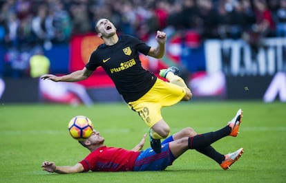 Lucas, es derribado por Tano en el partido entre Osasuna y Atl&eacute;tico del pasado domingo.