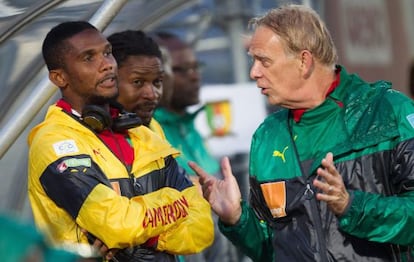 Eto'o y el seleccionador de Camerún, Volker Finke.