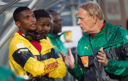 Eto&#039;o y el seleccionador de Camer&uacute;n, Volker Finke.