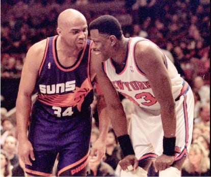 Patrick Ewing y Charles Barkley, de Phoenix Suns, sonríen uno al otro en un momento del partido entre ambos equipos en 1995.