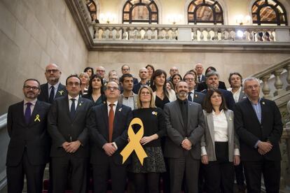 Los diputados de Junts per Catalunya posan en las escalinatas.